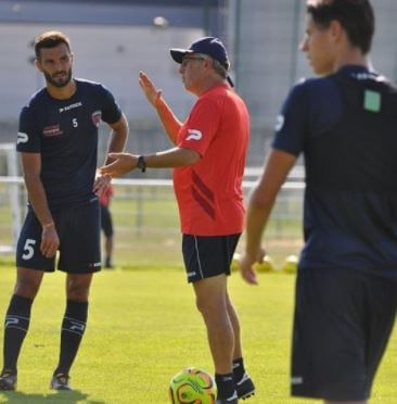 Pascal Gastien with his players in the training field of Clermont.